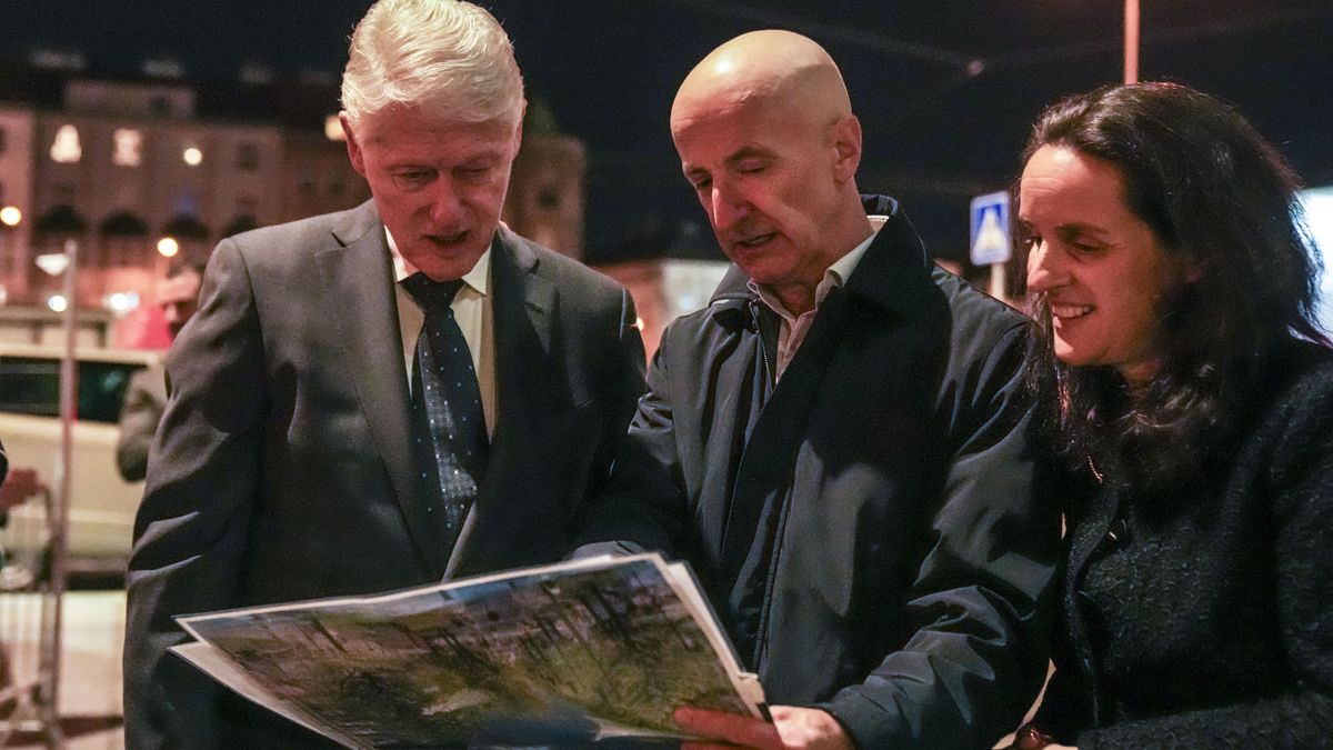 Fotky Billa Clintona v Praze: na Hradě, v Redutě i s dcerou Albrightové